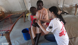 南スーダンの難民キャンプで治療にあたる日本人スタッフ